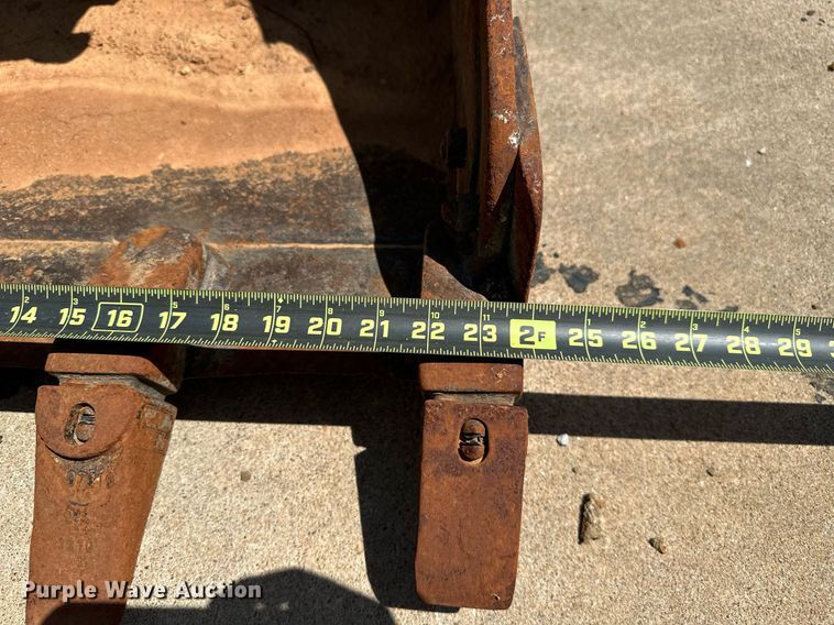 image for item MG9795 2011 Bobcat E32  mini excavator