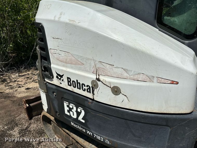 image for item MG9795 2011 Bobcat E32  mini excavator