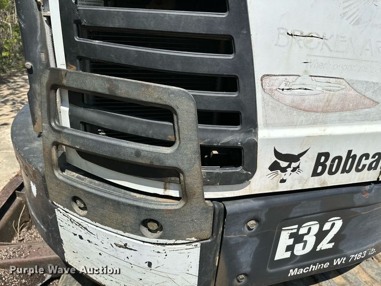 image for item MG9795 2011 Bobcat E32  mini excavator