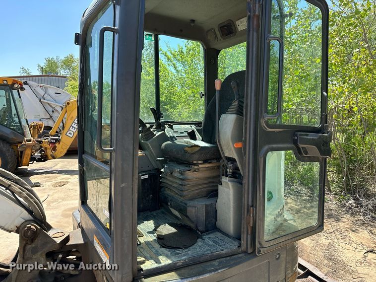 image for item MG9795 2011 Bobcat E32  mini excavator