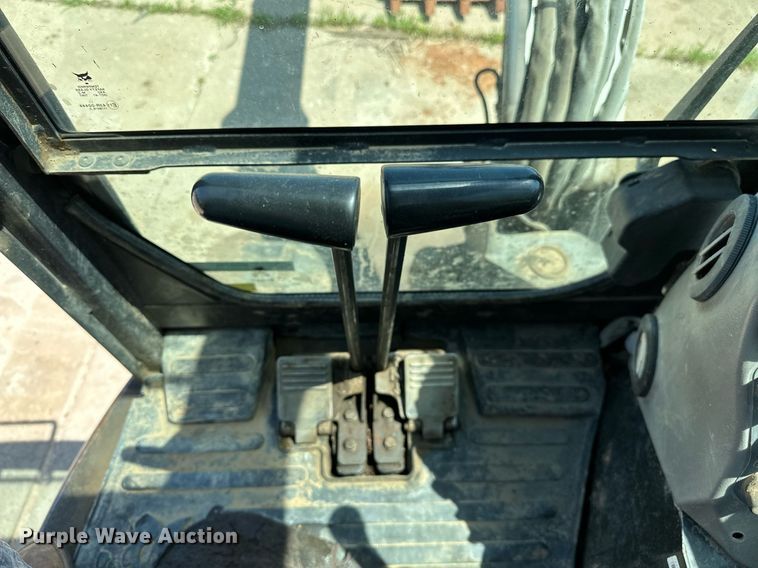 image for item MG9795 2011 Bobcat E32  mini excavator