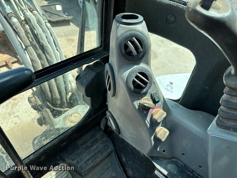 image for item MG9795 2011 Bobcat E32  mini excavator