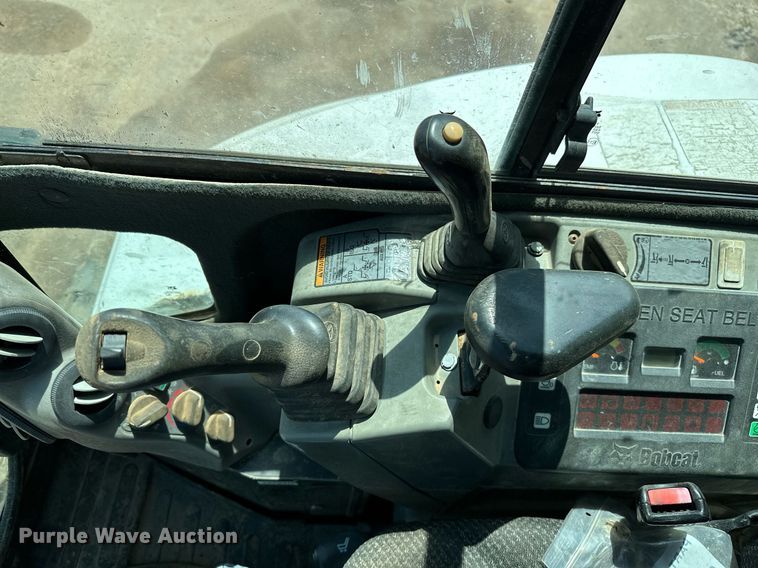 image for item MG9795 2011 Bobcat E32  mini excavator