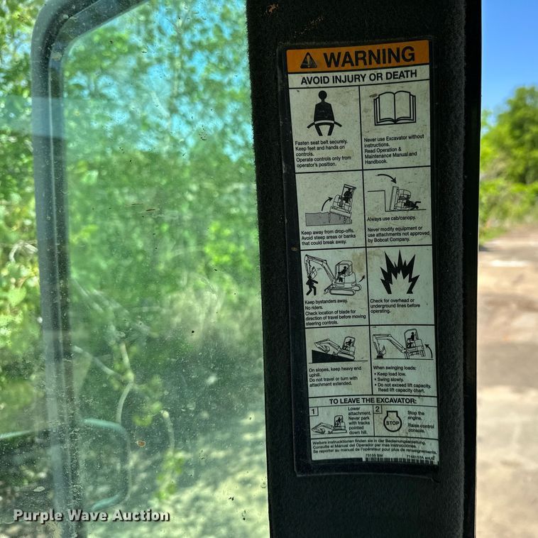 image for item MG9795 2011 Bobcat E32  mini excavator