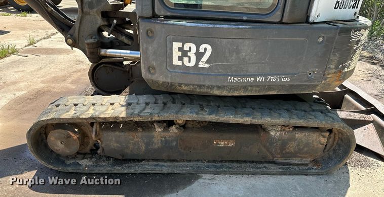 image for item MG9795 2011 Bobcat E32  mini excavator