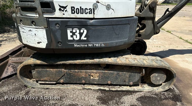 image for item MG9795 2011 Bobcat E32  mini excavator