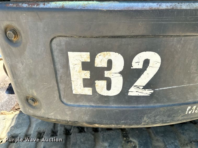 image for item MG9795 2011 Bobcat E32  mini excavator