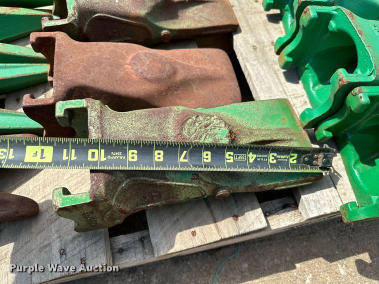 image for item MG9817 (17) bucket teeth