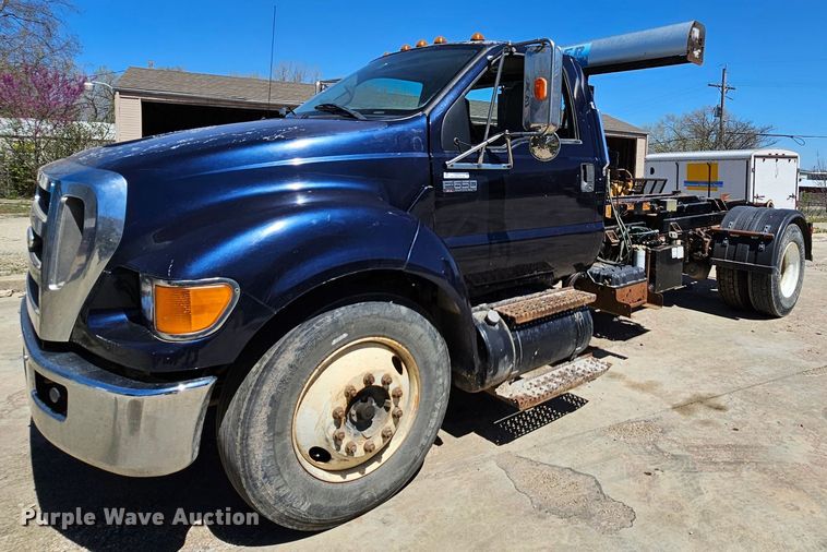 image for item MI9466 2010 Ford F650 Super Duty  hook lift truck