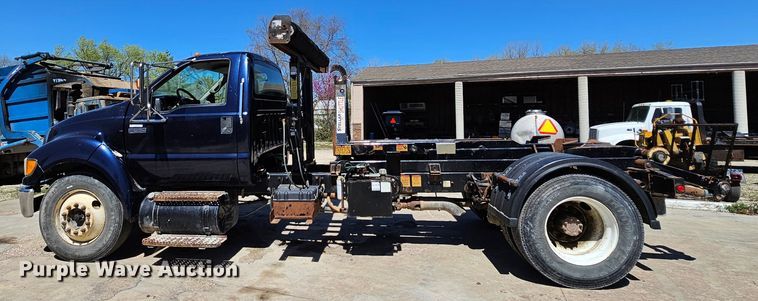 image for item MI9466 2010 Ford F650 Super Duty  hook lift truck