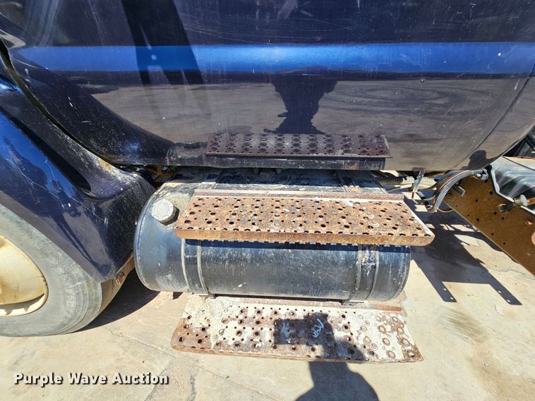 image for item MI9466 2010 Ford F650 Super Duty  hook lift truck