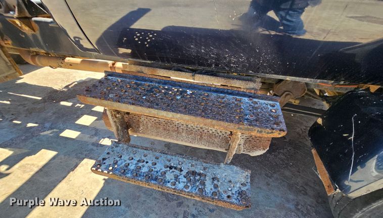 image for item MI9466 2010 Ford F650 Super Duty  hook lift truck