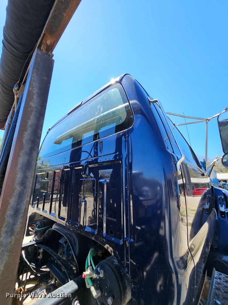 image for item MI9466 2010 Ford F650 Super Duty  hook lift truck