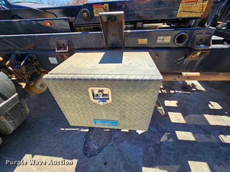 image for item MI9466 2010 Ford F650 Super Duty  hook lift truck