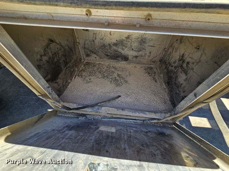 image for item MI9466 2010 Ford F650 Super Duty  hook lift truck