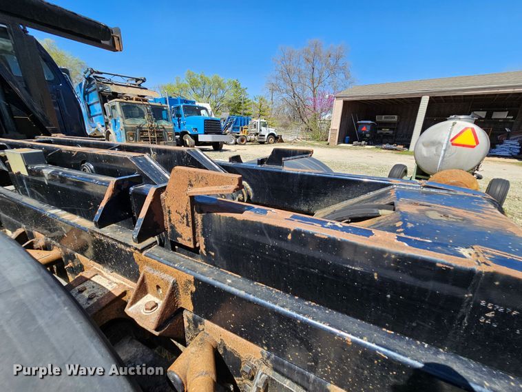 image for item MI9466 2010 Ford F650 Super Duty  hook lift truck