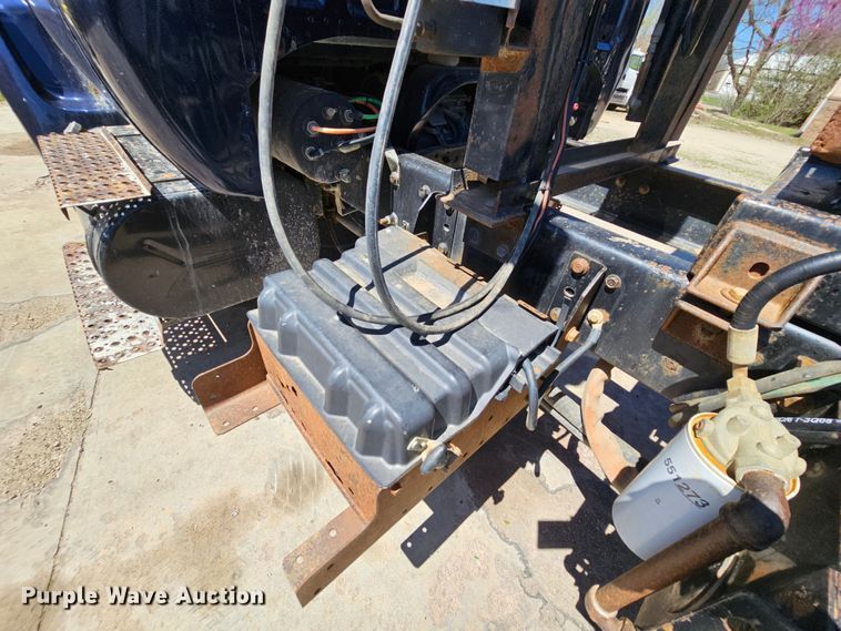 image for item MI9466 2010 Ford F650 Super Duty  hook lift truck