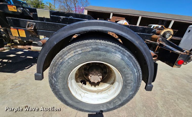 image for item MI9466 2010 Ford F650 Super Duty  hook lift truck