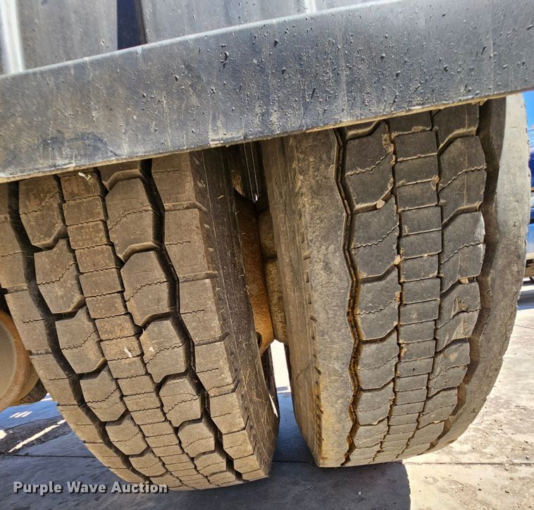 image for item MI9466 2010 Ford F650 Super Duty  hook lift truck