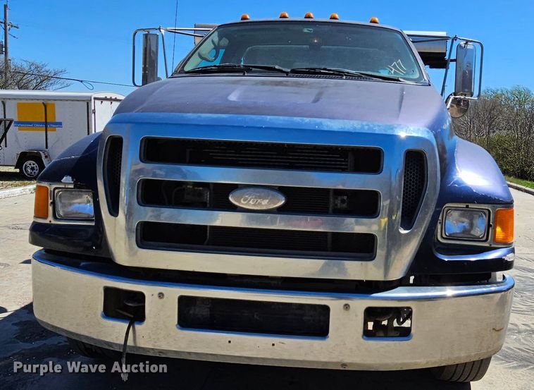 image for item MI9467 2007 Ford F650 Super Duty  hook lift truck