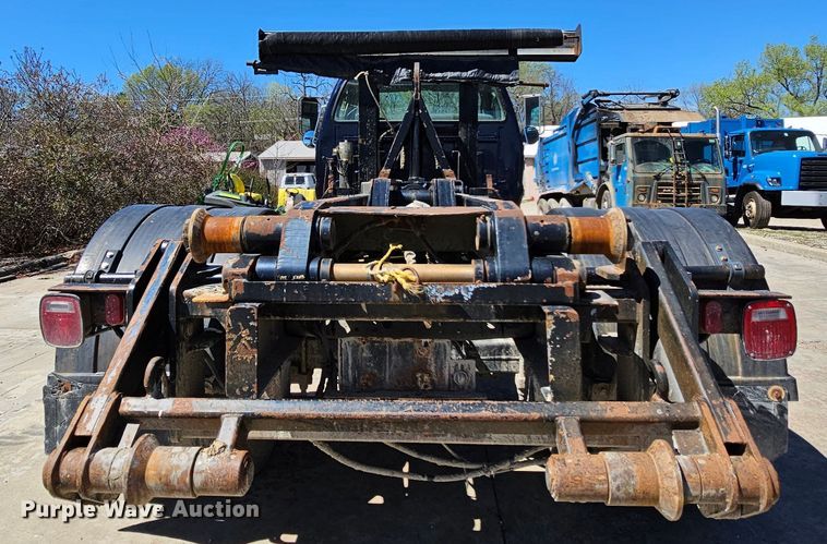 image for item MI9467 2007 Ford F650 Super Duty  hook lift truck