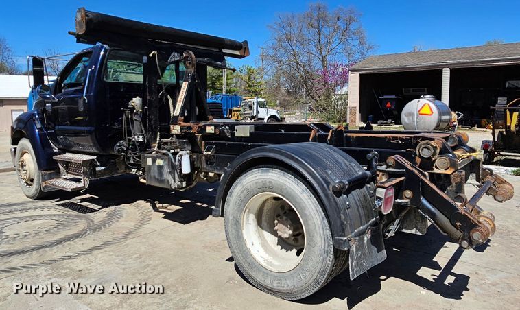 image for item MI9467 2007 Ford F650 Super Duty  hook lift truck