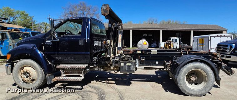 image for item MI9467 2007 Ford F650 Super Duty  hook lift truck