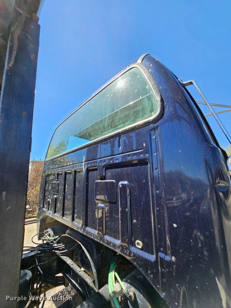 image for item MI9467 2007 Ford F650 Super Duty  hook lift truck