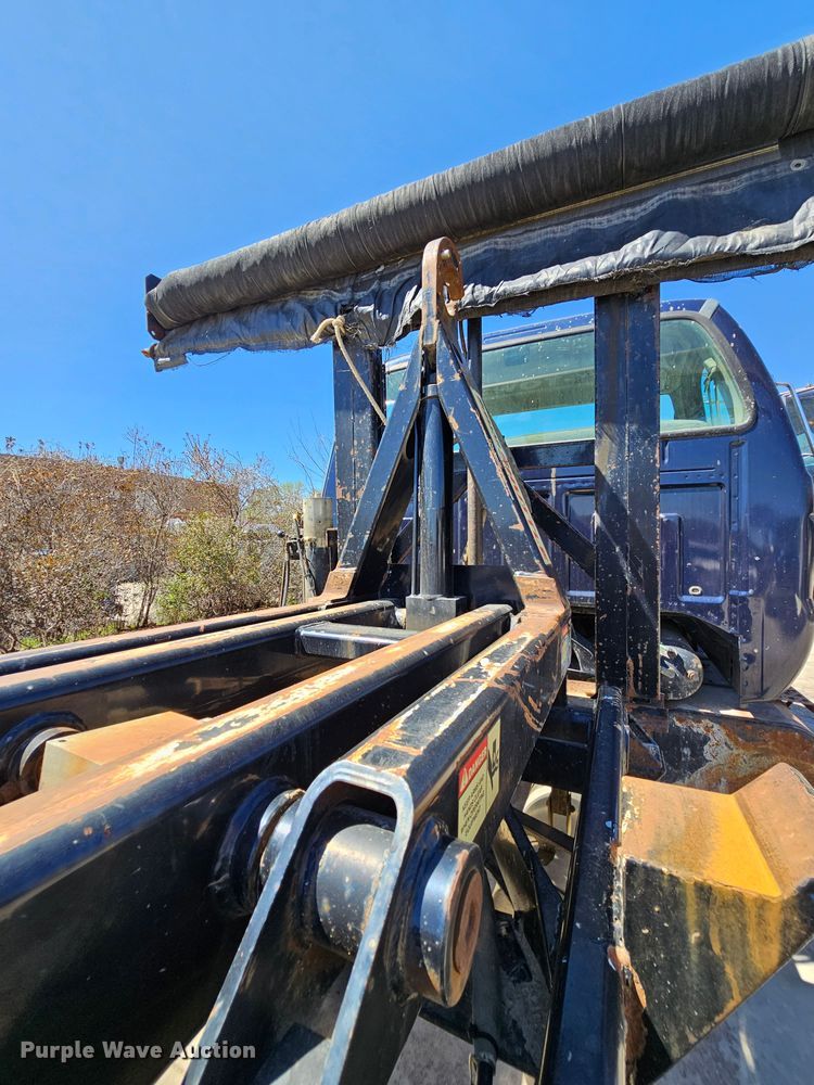 image for item MI9467 2007 Ford F650 Super Duty  hook lift truck