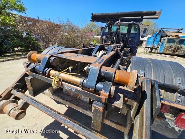 image for item MI9467 2007 Ford F650 Super Duty  hook lift truck