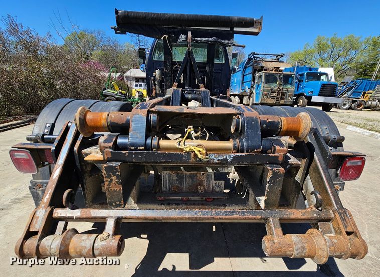 image for item MI9467 2007 Ford F650 Super Duty  hook lift truck