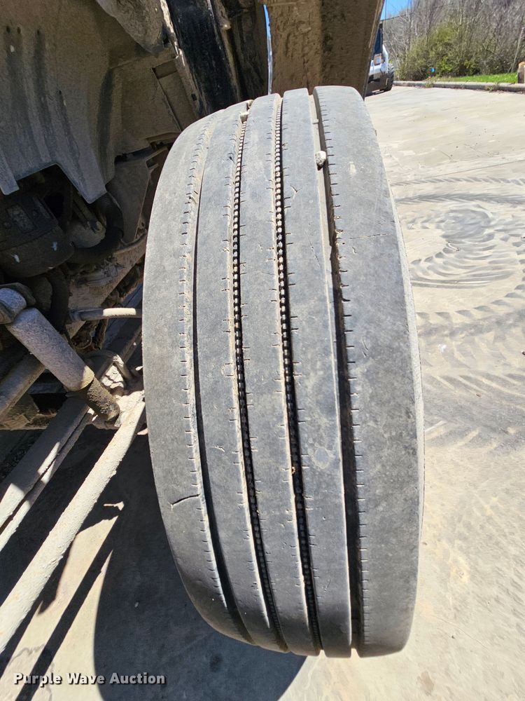 image for item MI9467 2007 Ford F650 Super Duty  hook lift truck