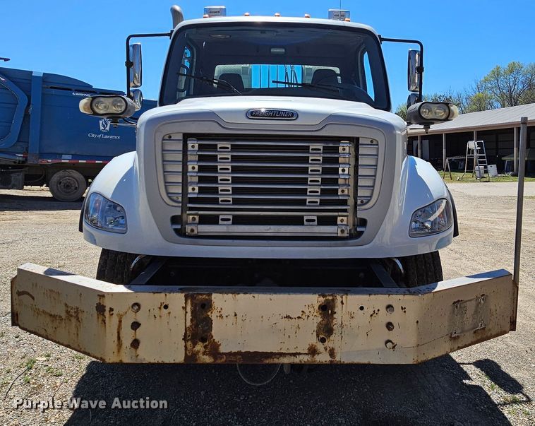 image for item MI9475 2010 Freightliner Business Class M2  semi truck