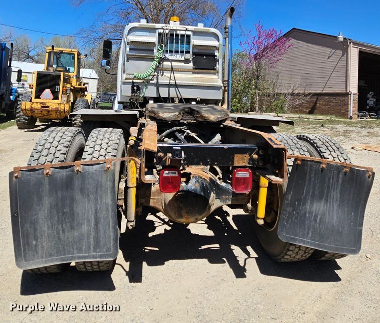 image for item MI9475 2010 Freightliner Business Class M2  semi truck