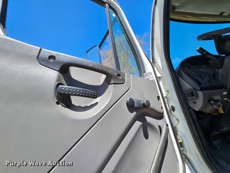 image for item MI9475 2010 Freightliner Business Class M2  semi truck