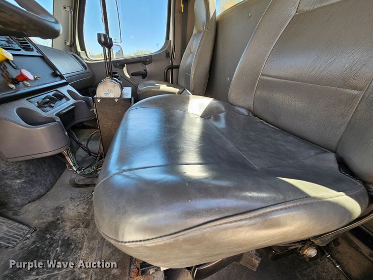 image for item MI9475 2010 Freightliner Business Class M2  semi truck