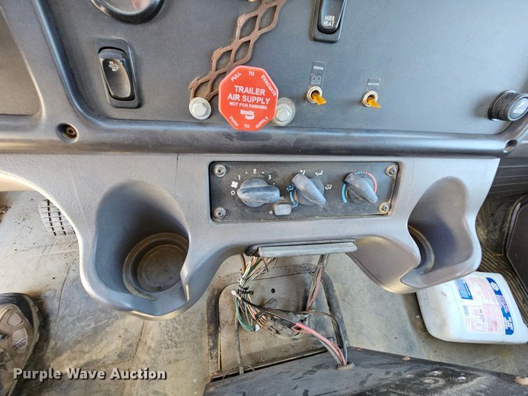 image for item MI9475 2010 Freightliner Business Class M2  semi truck