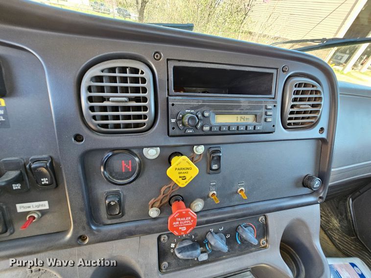 image for item MI9475 2010 Freightliner Business Class M2  semi truck