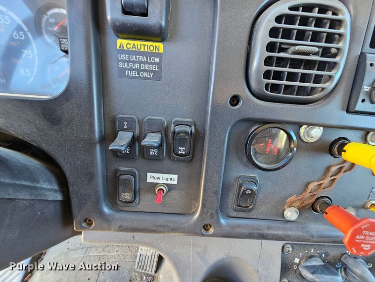 image for item MI9475 2010 Freightliner Business Class M2  semi truck