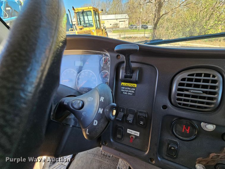 image for item MI9475 2010 Freightliner Business Class M2  semi truck