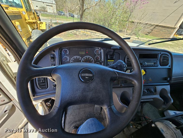 image for item MI9475 2010 Freightliner Business Class M2  semi truck