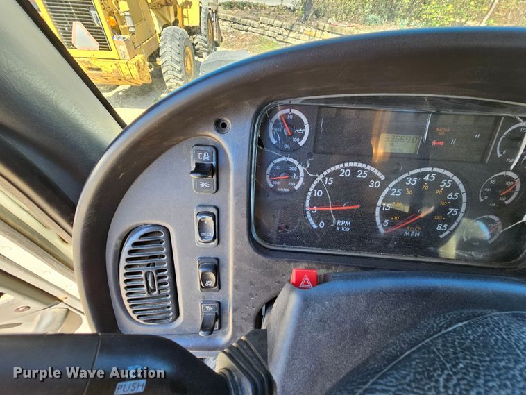 image for item MI9475 2010 Freightliner Business Class M2  semi truck