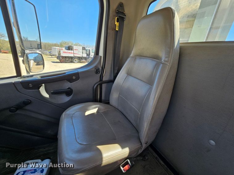 image for item MI9475 2010 Freightliner Business Class M2  semi truck