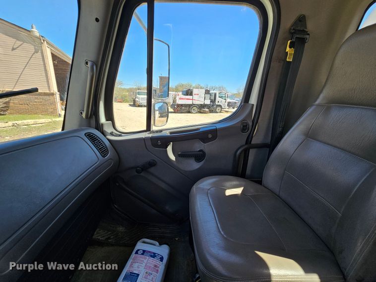 image for item MI9475 2010 Freightliner Business Class M2  semi truck