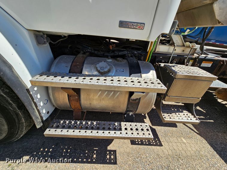 image for item MI9475 2010 Freightliner Business Class M2  semi truck