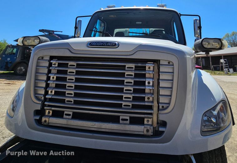 image for item MI9475 2010 Freightliner Business Class M2  semi truck