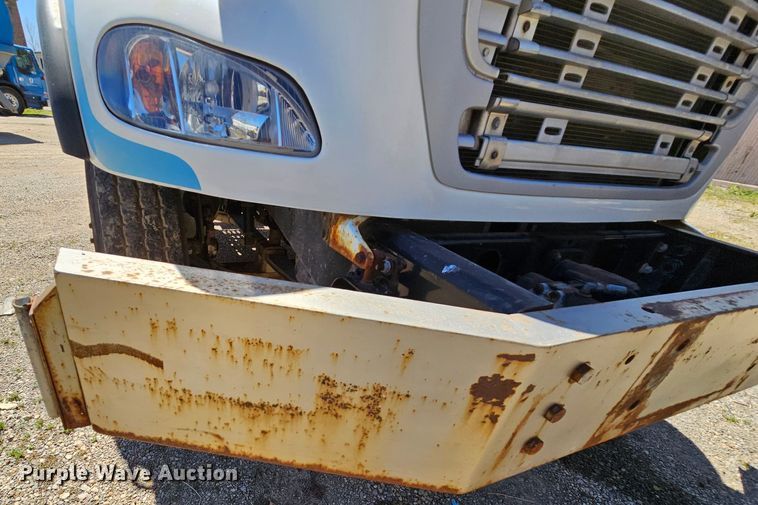 image for item MI9475 2010 Freightliner Business Class M2  semi truck