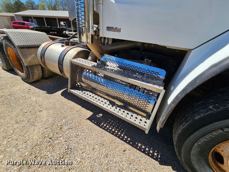 image for item MI9475 2010 Freightliner Business Class M2  semi truck