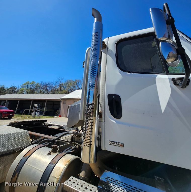 image for item MI9475 2010 Freightliner Business Class M2  semi truck