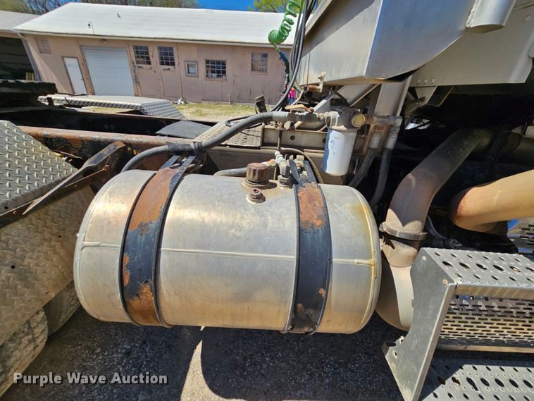 image for item MI9475 2010 Freightliner Business Class M2  semi truck